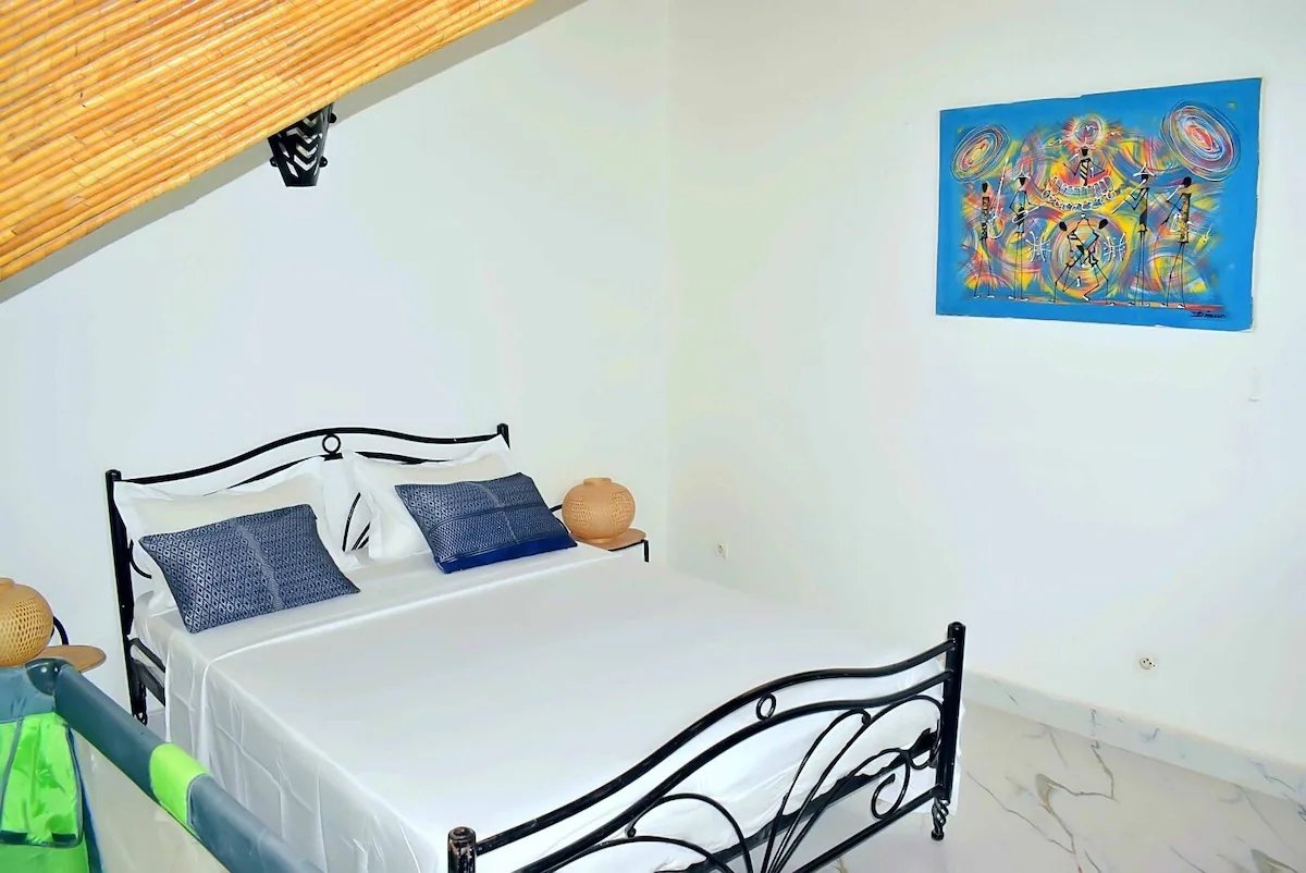 Chambre climatisée avec lit double