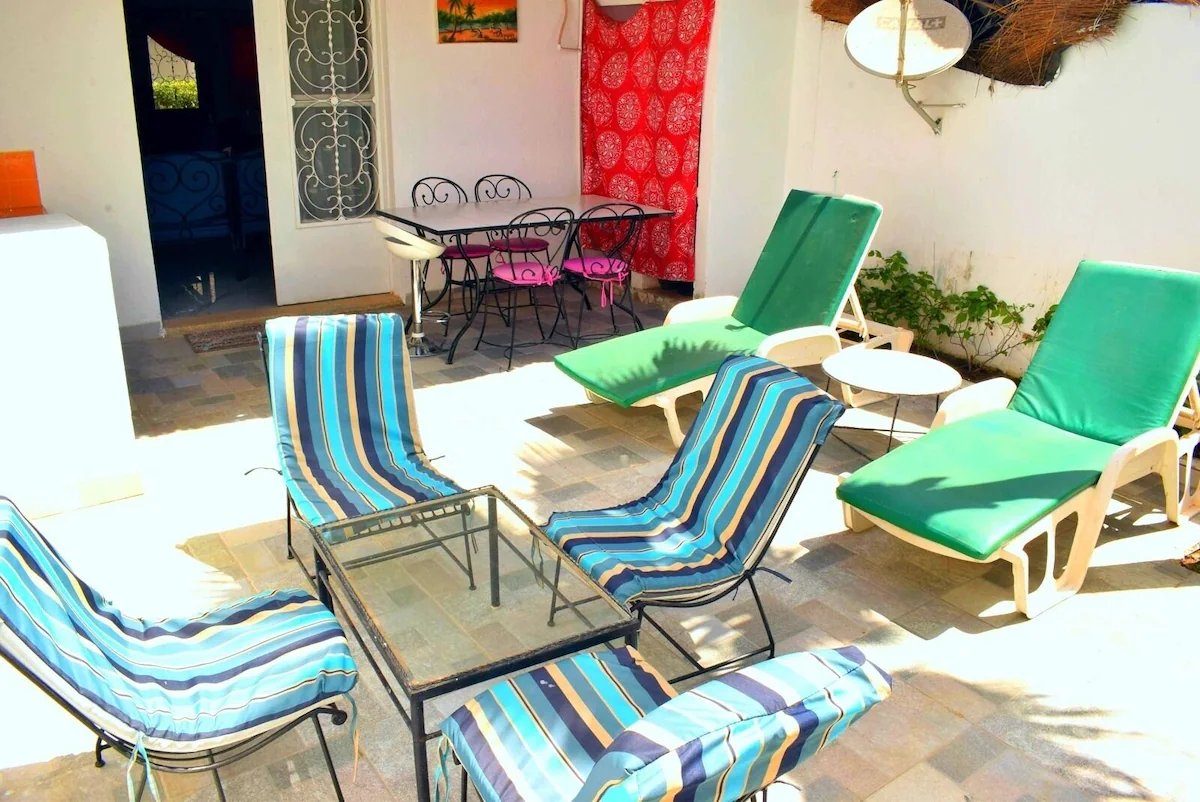 Terrasse privée avec chaises longues