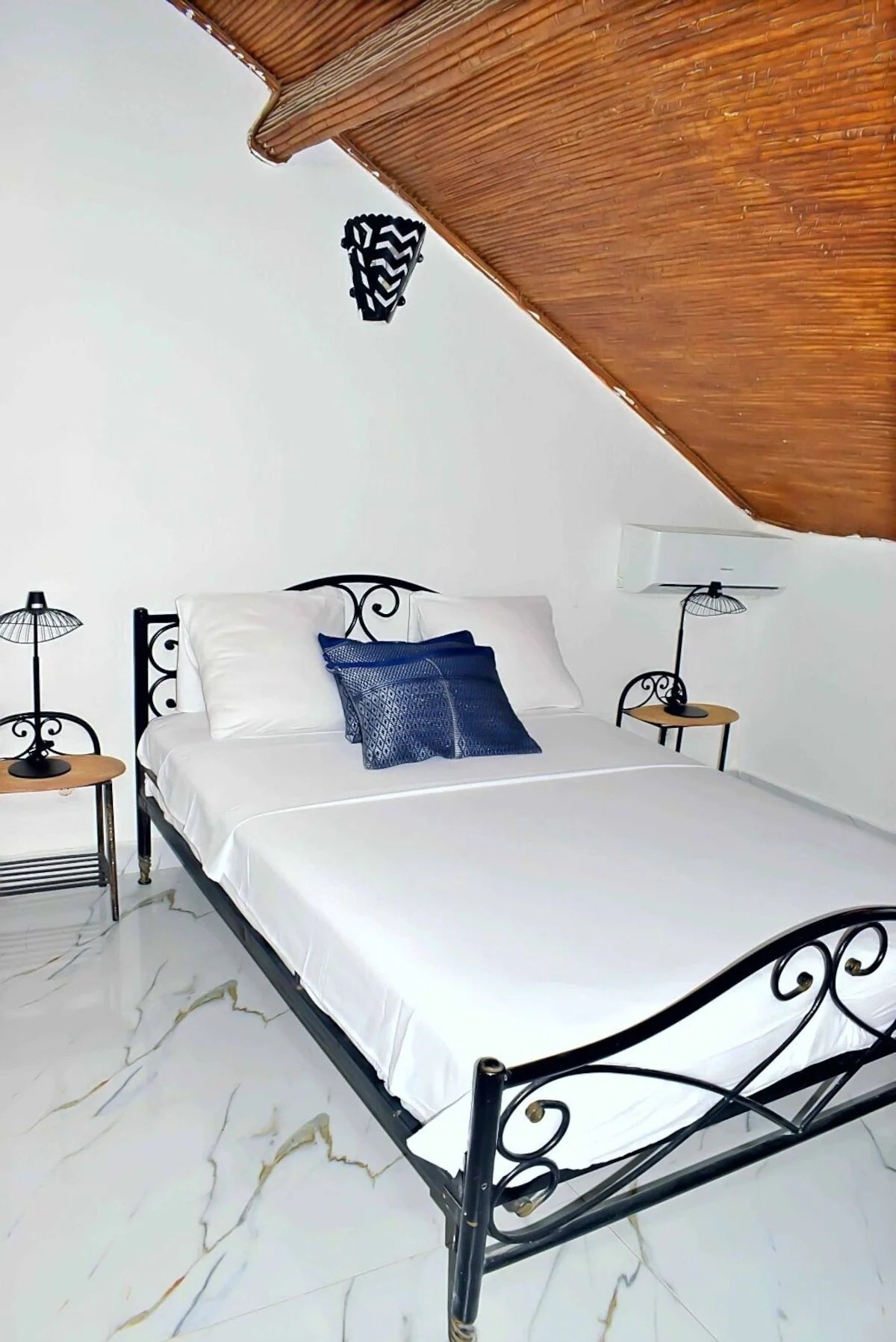 Chambre avec lit double en fer forgé