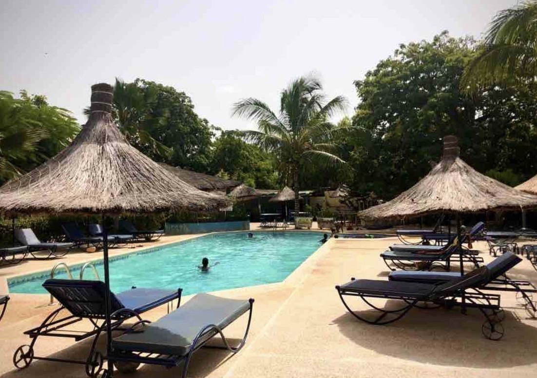 Piscine de la Villa Kadia au coucher du soleil à Saly